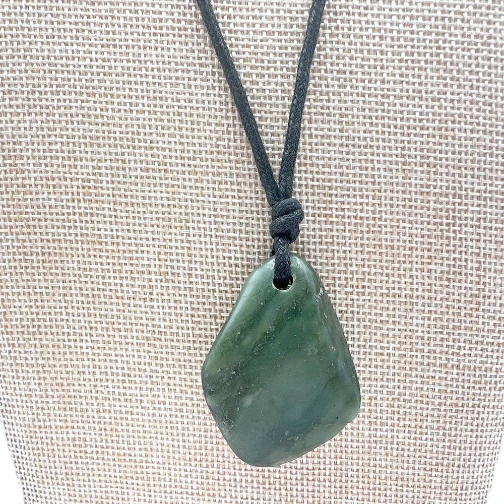 Vintage 90s Women Hand Carved Dark Green Nephrite Jade Pendant Necklace Jewelry‎